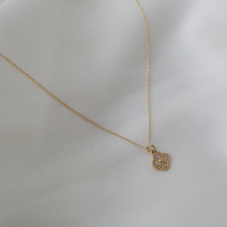 DAISY CLOVER LEAF NECKLACE