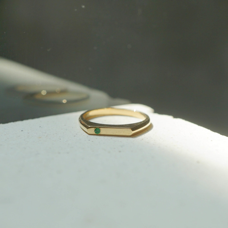 EMERALD LINE SIGNET RING