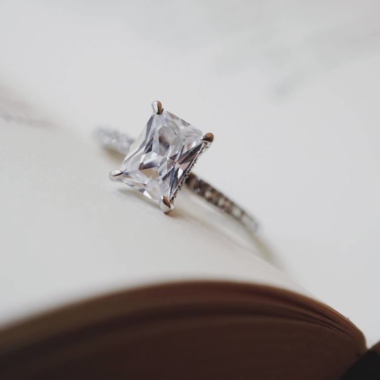 SOLITAIRE RING - GREAT RECTANGLE PAVE