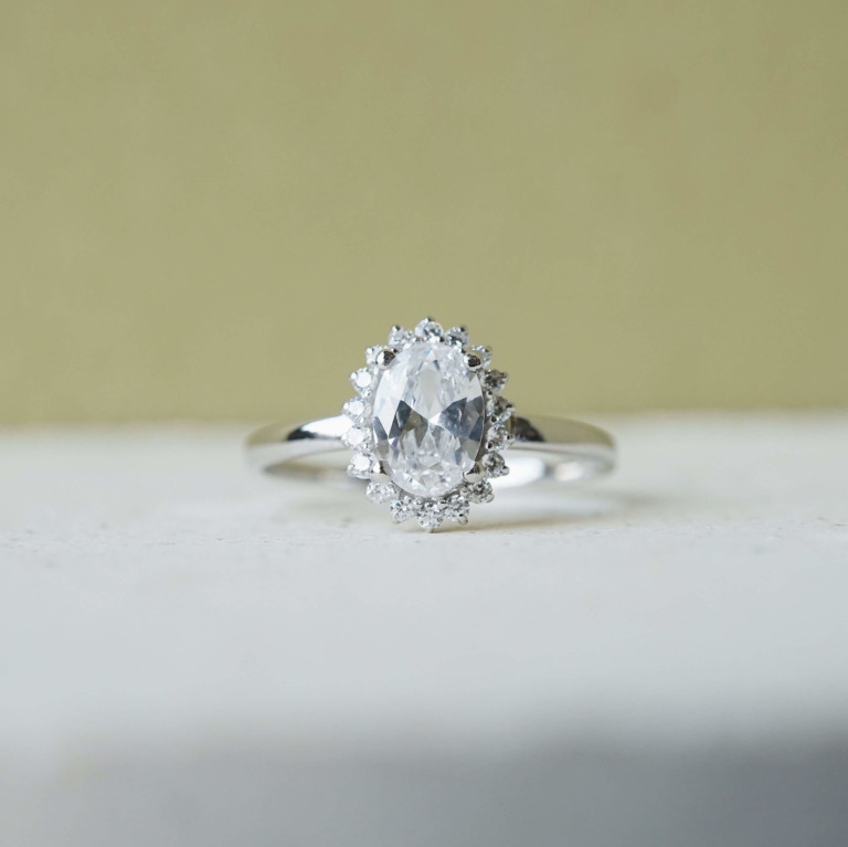 OVAL HELIOS RING