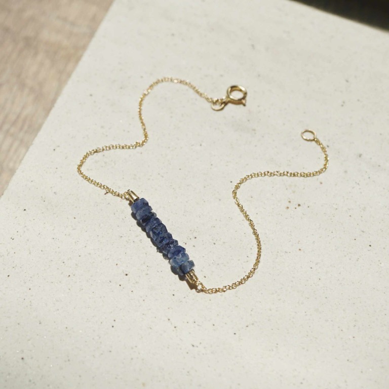 A BLUE SAPPHIRE BRACELET
