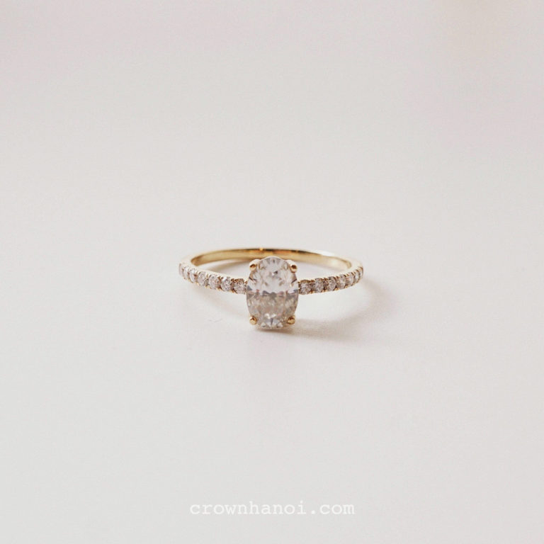 OVAL SOLITAIRE BOLD PAVE RING