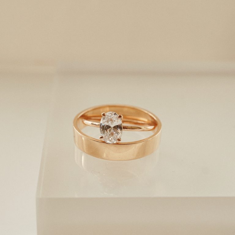 BAND RING & OVAL SOLITAIRE RING