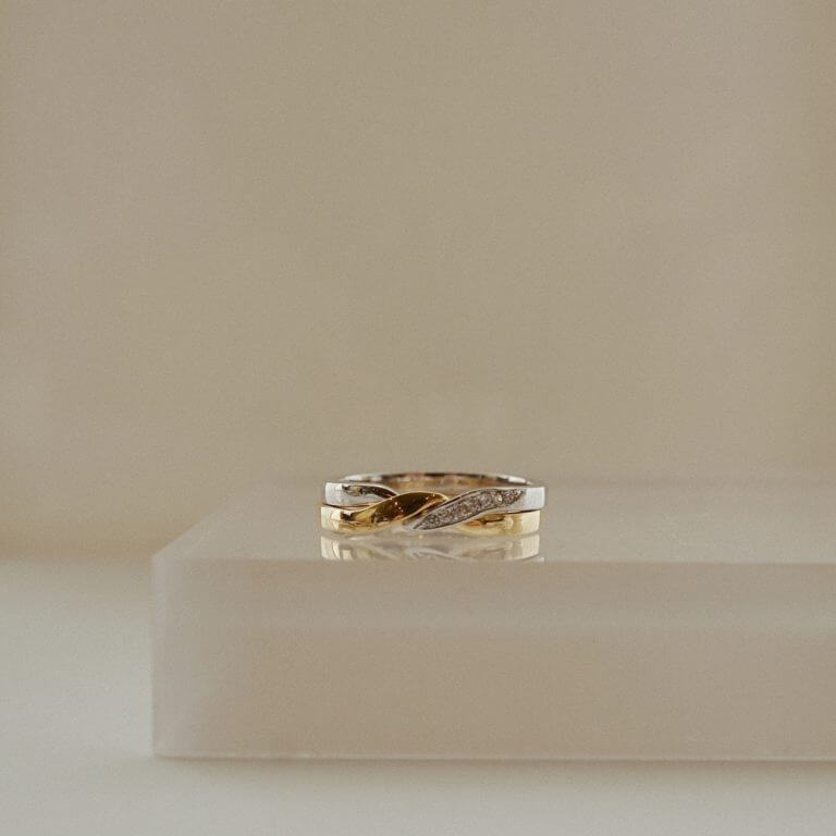 INFINITY TWIST PAVE RING