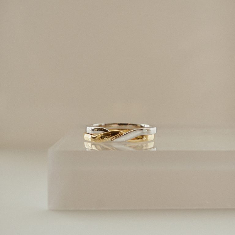 INFINITY TWIST BAND RING