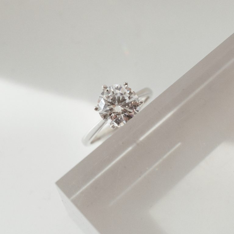 QUEEN SOLITAIRE RING