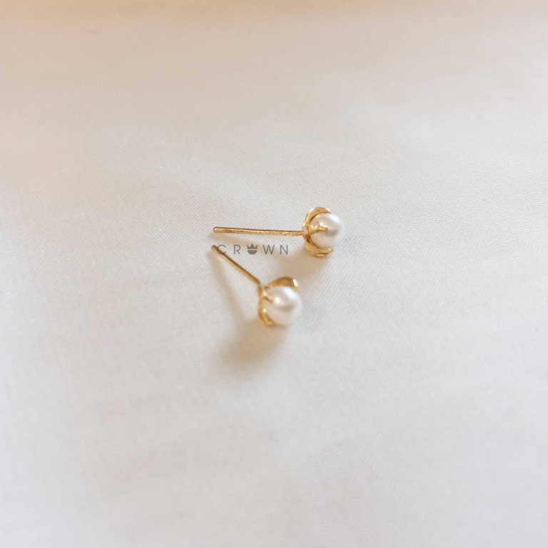Alternative view of MINI PEARL EARRINGS