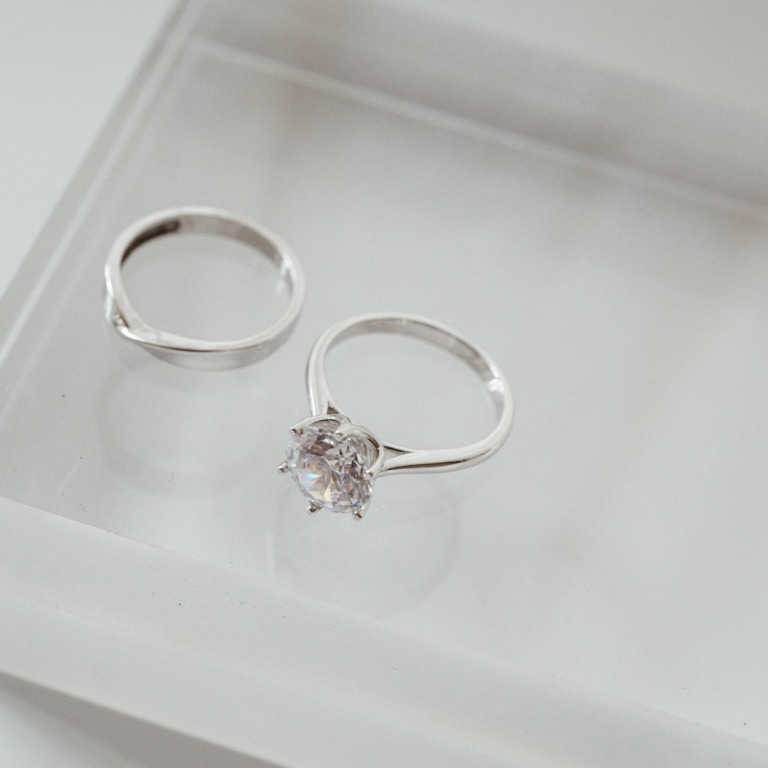 QUEEN SOLITAIRE RING & SILKY BAND RING