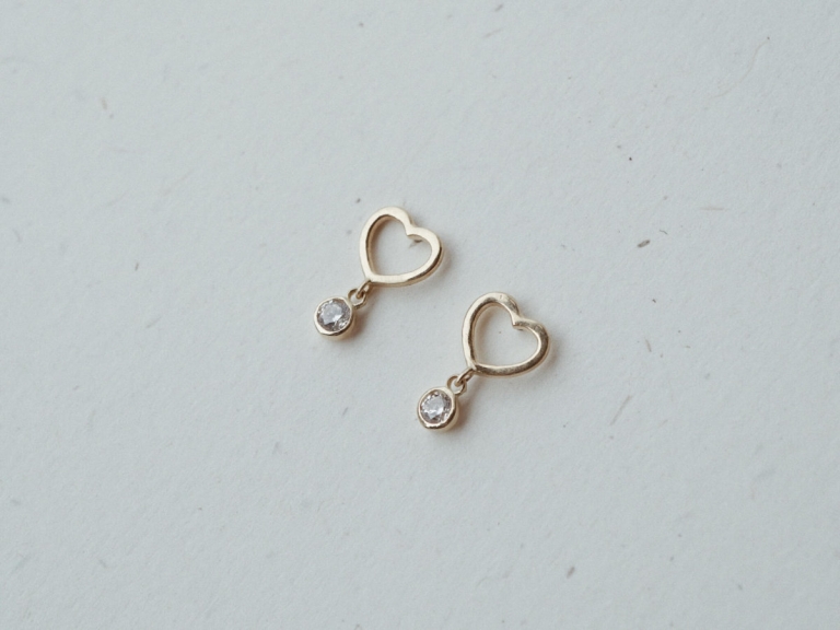 HEART FRAME PETITE STONE EARRINGS