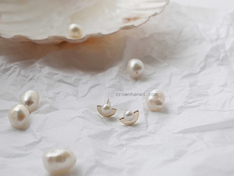 CRESCENT PEARL EARRINGS - 4MM