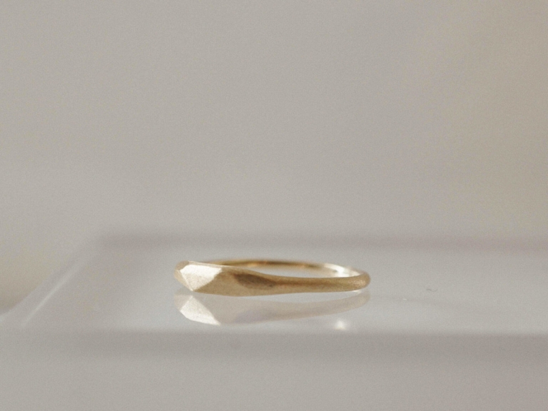 SKINNY FACET RING - 2.5MM