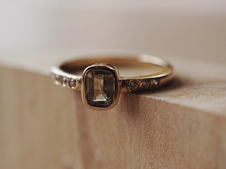 SAPPHIRE RETRO RING