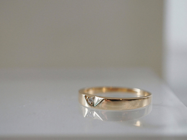 TRIANGLE BAND RING