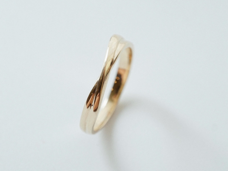 CROSSWISE BAND RING