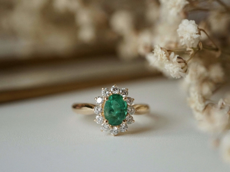 HELIOS OVAL EMERALD RING