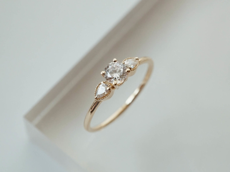 THREE STONE PEAR SIDE RING