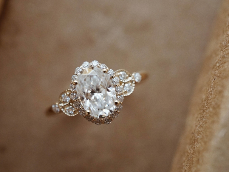 HALO OVAL FLOWERY RING