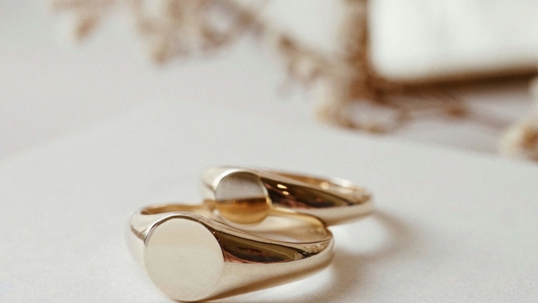 Alternative view of ROUND SIGNET COUPLE RING