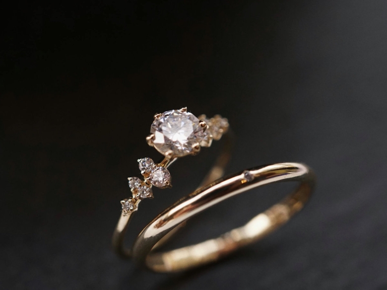 STONE HOLLOW D-SHAPE RING & 6 PRONG SOLITAIRE ALTERNATING RING