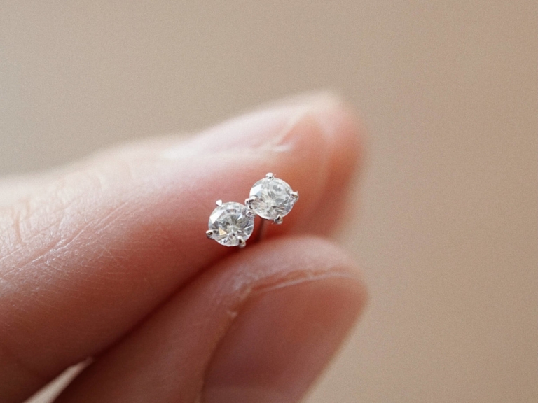 STONE STUD EARRINGS - 3MM