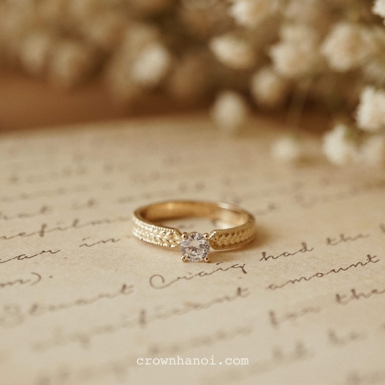 LAUREL SOLITAIRE RING