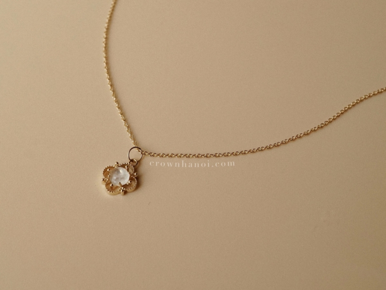 MOONSTONE CLOVER LEAF NECKLACE