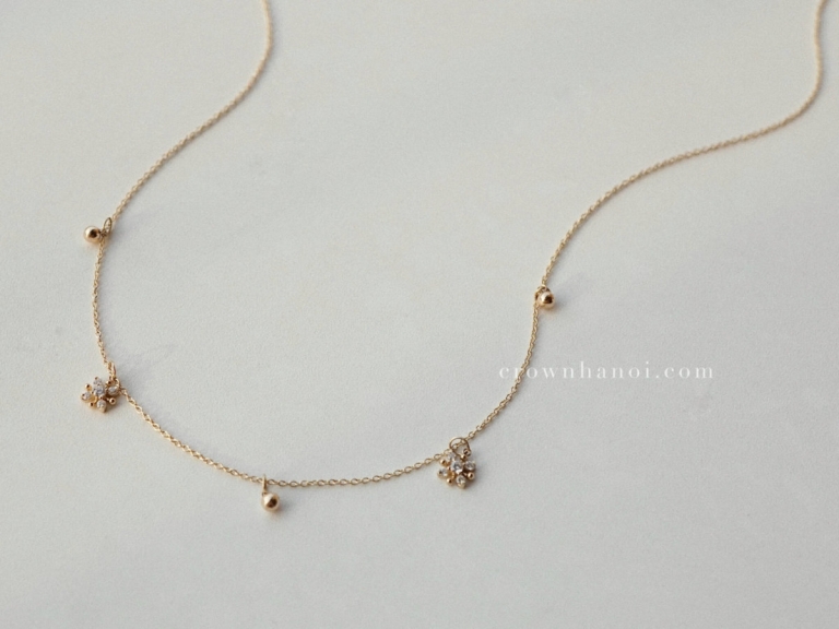 SNOW GLACIER NECKLACE