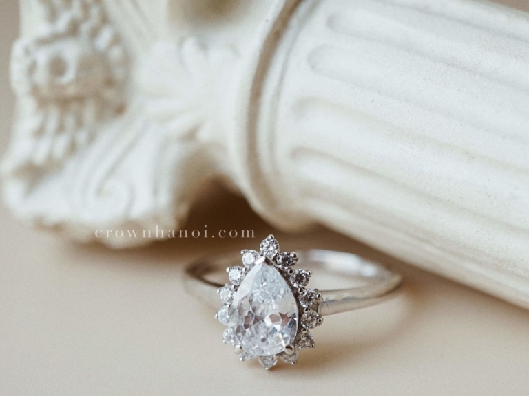 HELIOS PEAR CUT RING