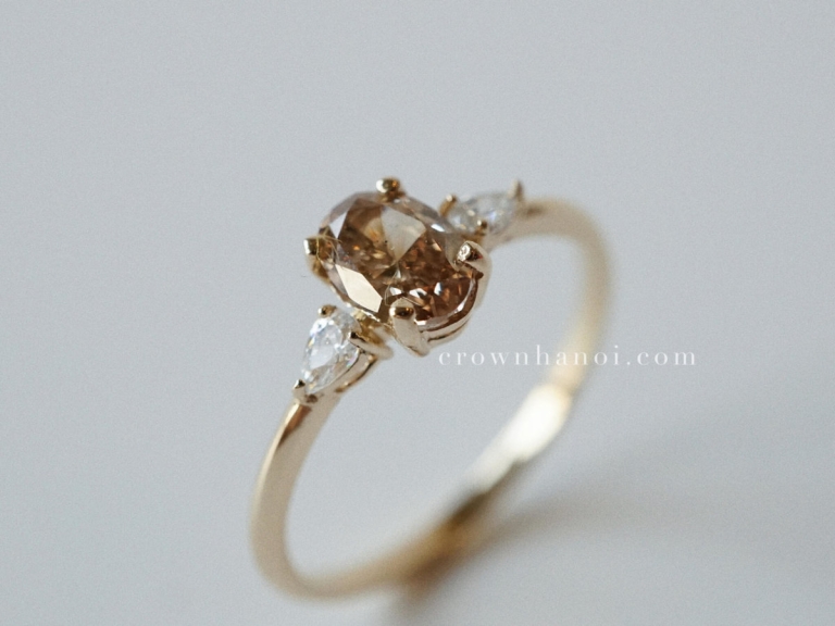 OVAL CHAMPAGNE DIAMOND PEAR SIDE RING