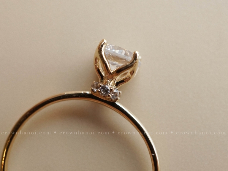 SECRET HALO OVAL SKINNY RING