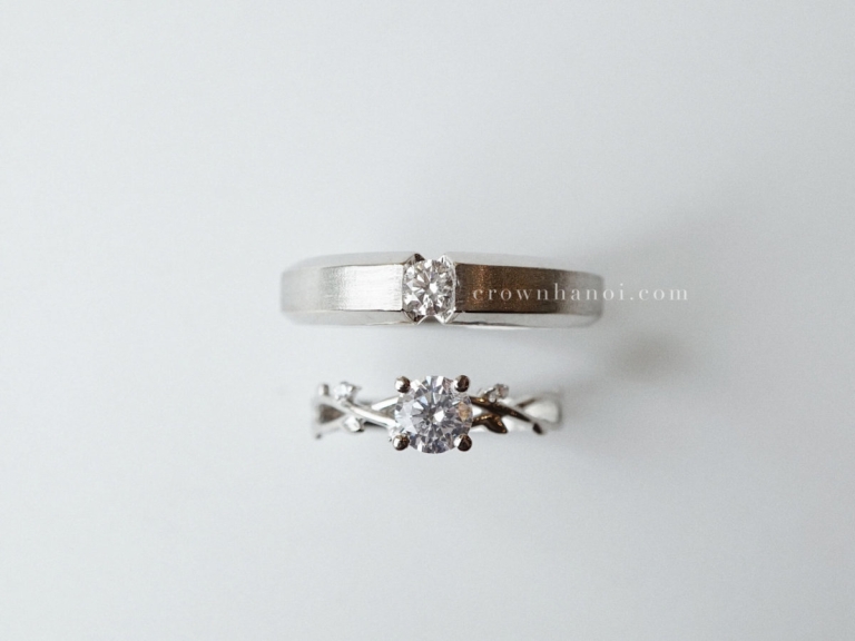 EDGE BAND RING 4.5MM – TWIG BUDS SOLITAIRE RING (PLATINUM)