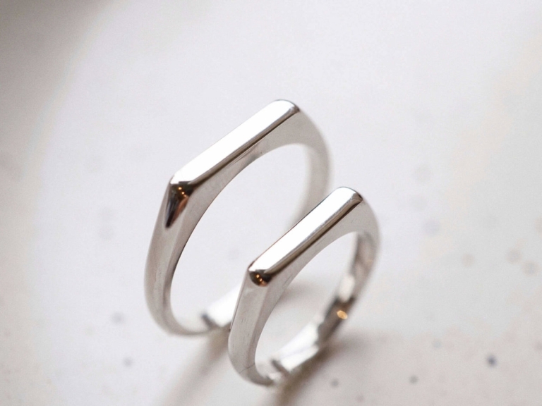 LINE SIGNET COUPLE RING 2.5MM (PLATINUM)