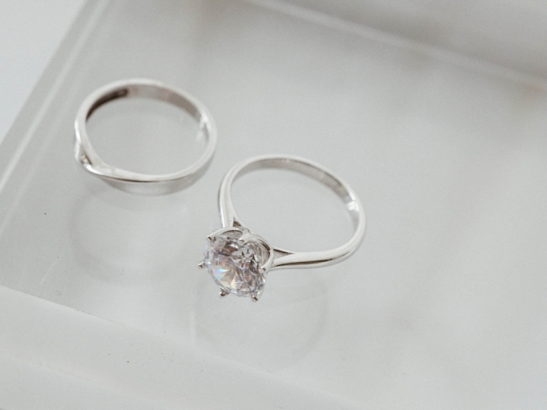 SILKY BAND RING & QUEEN SOLITAIRE RING (PLATINUM)