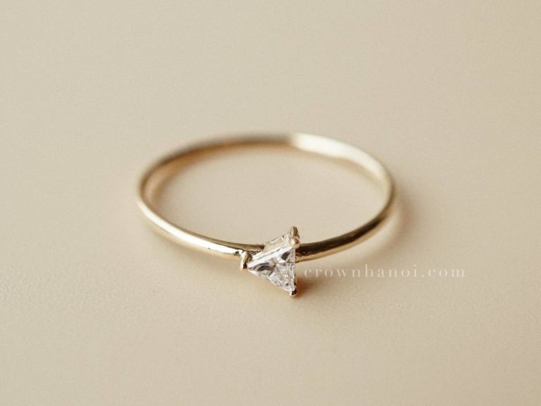 SKINNY RING - TRIANGLE STONE