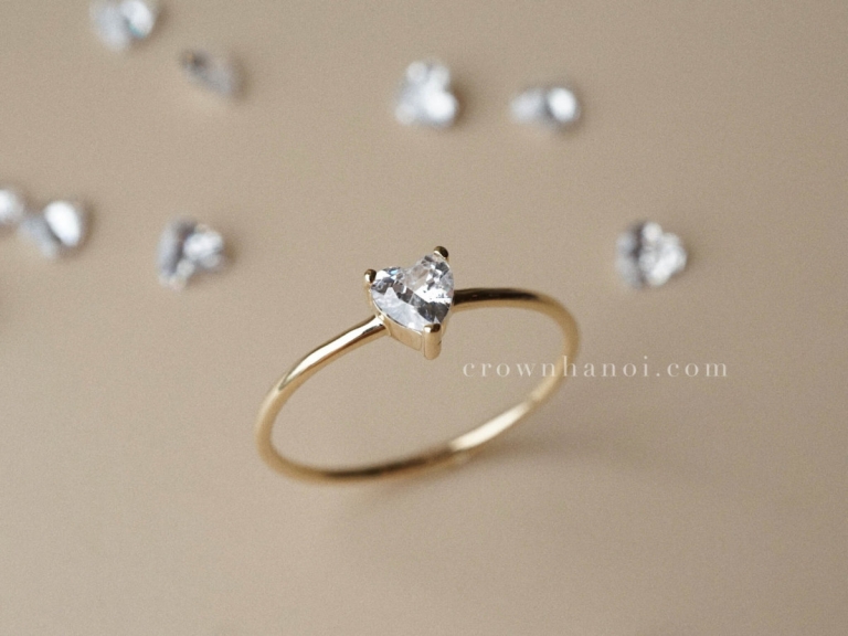 HEART STONE PRONG SKINNY RING