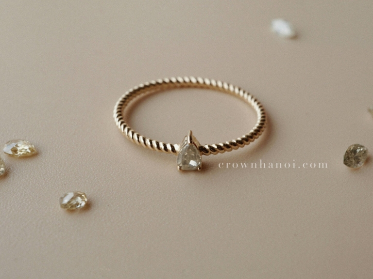 FANCY COLOR DIAMOND TWIST SKINNY RING