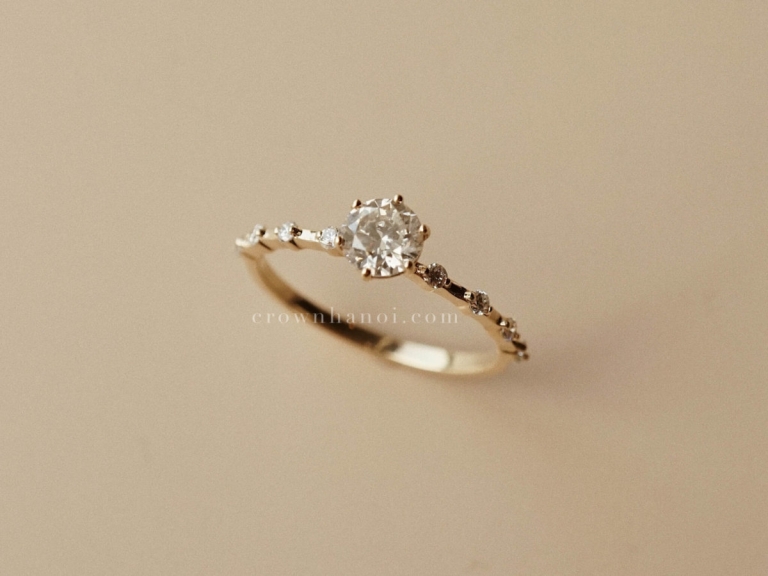 SOLITAIRE PETITE DIAMOND DISTANCE RING