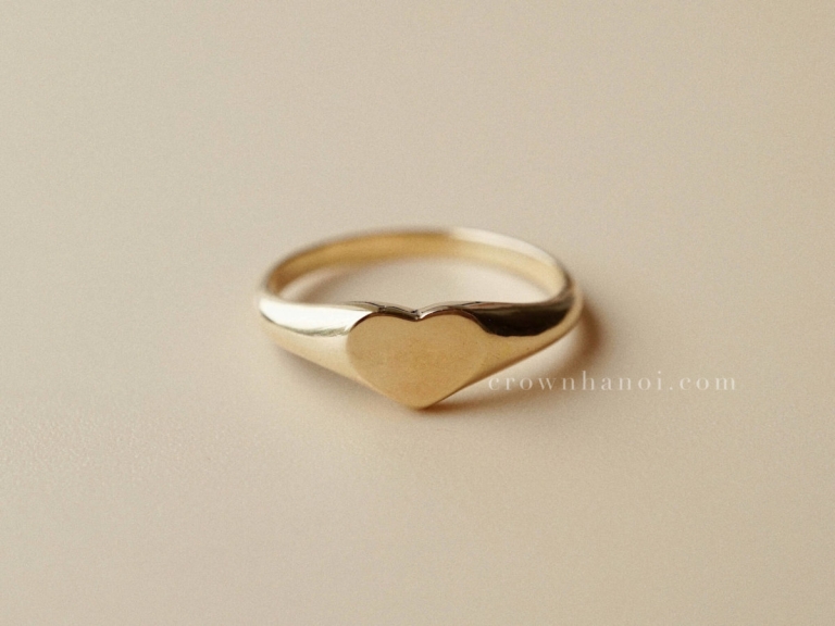 PETITE HEART SIGNET RING