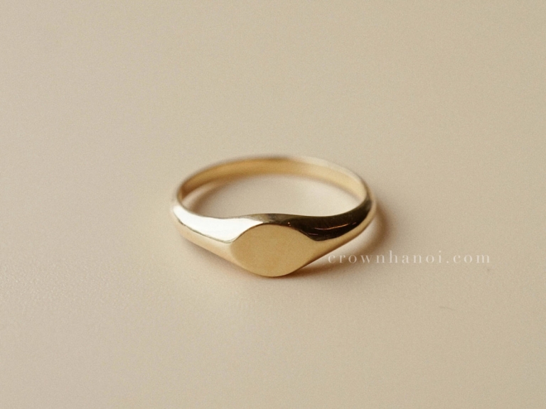 PETITE LANDSCAPE OVAL SIGNET RING