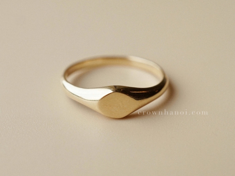 PETITE ROUND SIGNET RING