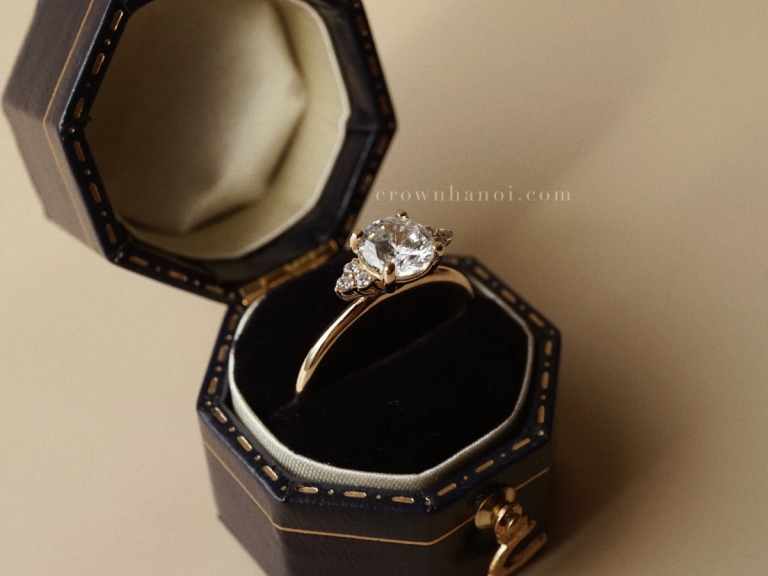 SOLITAIRE TRI SIDESTONE RING