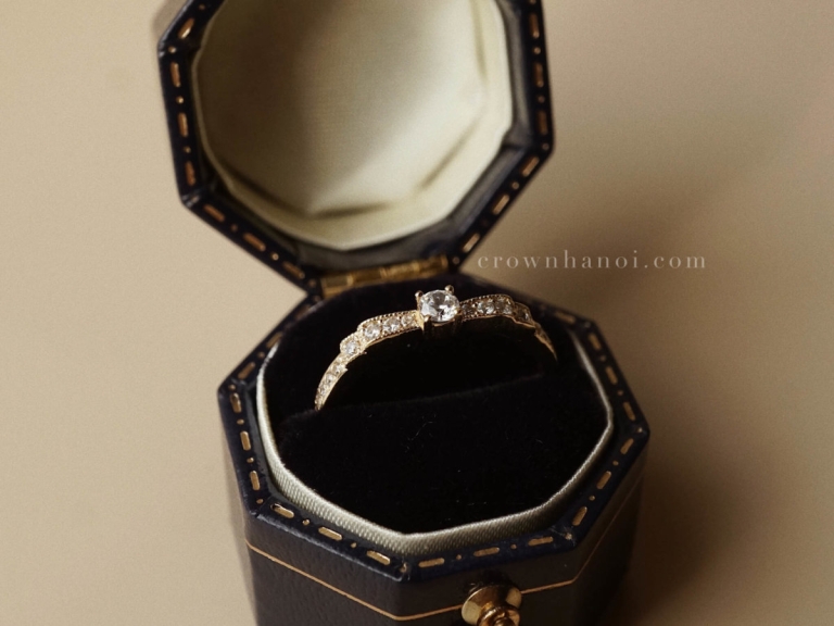 SPARKLING BOW RING