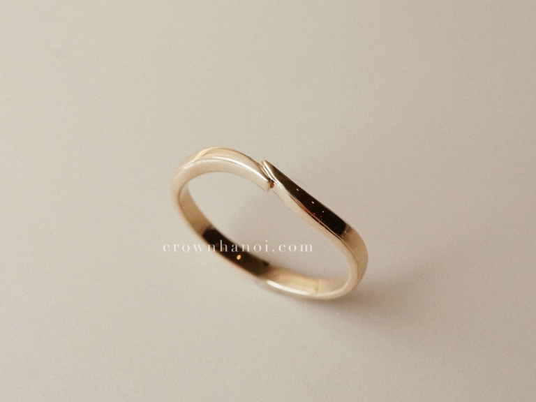 CROSS OVER BAND RING
