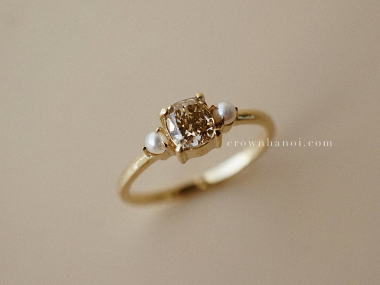 CUSHION CHAMPAGNE DIAMOND PEARL SIDE RING