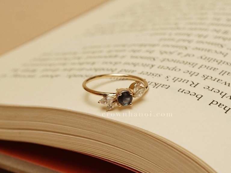 SAPPHIRE FLOWER RING