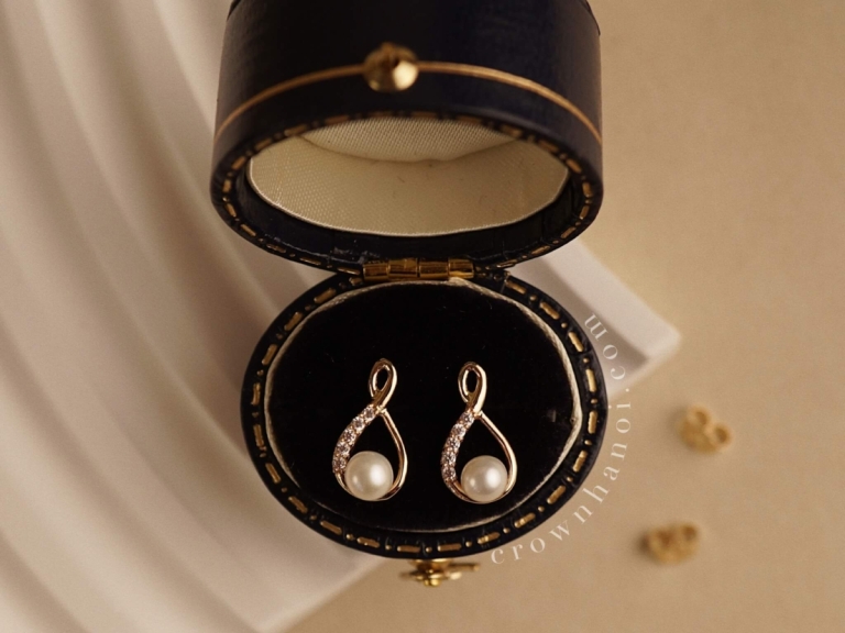 VERTICAL INFINITY PEARL EARRINGS
