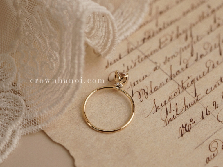 SECRET HALO ROUND SKINNY RING