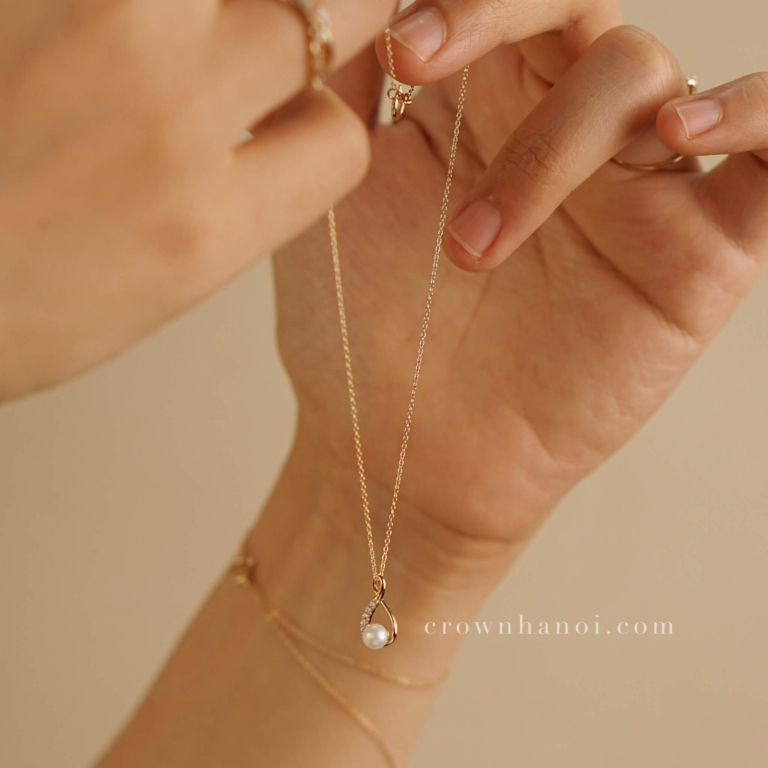 VERTICAL INFINITY PEARL NECKLACE