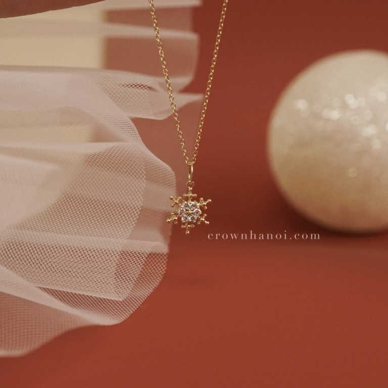 SNOWFLAKE NECKLACE