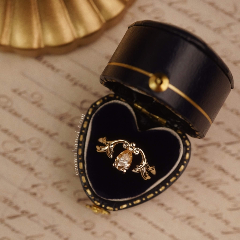MOISSANITE LAUREL SCEPTER RING